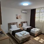 Апартаменты Cozy Centrally Located For Two 1, 10 Min Walk From Center *