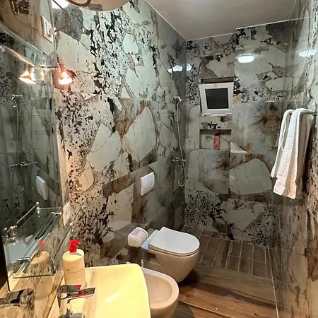 Cozy Centrally Located For Two 1, 10 Min Walk From Center Lejlighed Tirana