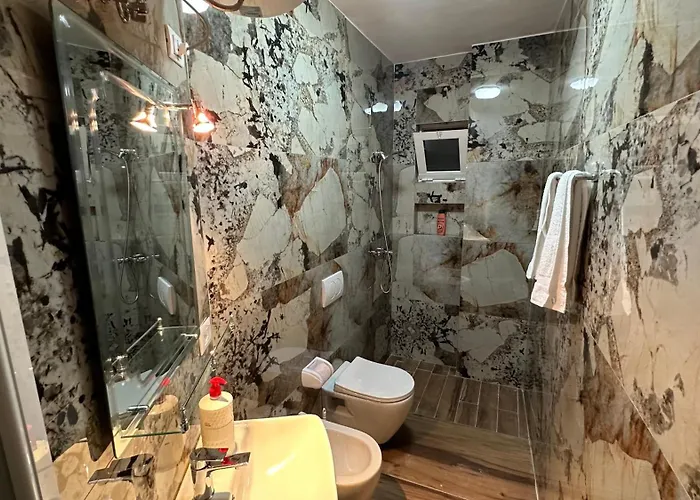 Cozy Centrally Located For Two 1, 10 Min Walk From Center Appartamento Tirana